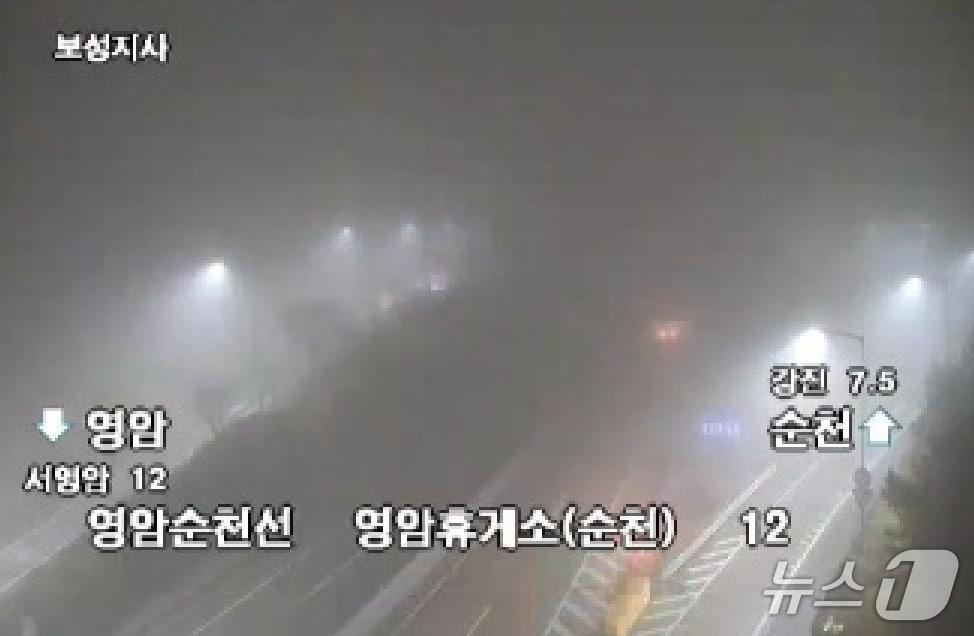 본문 이미지 - 25일 오전 짙은 안개가 낀 전남 영암 학산 고속도로의 모습.(광주지방기상청 제공. 재판매 및 DB 금지)