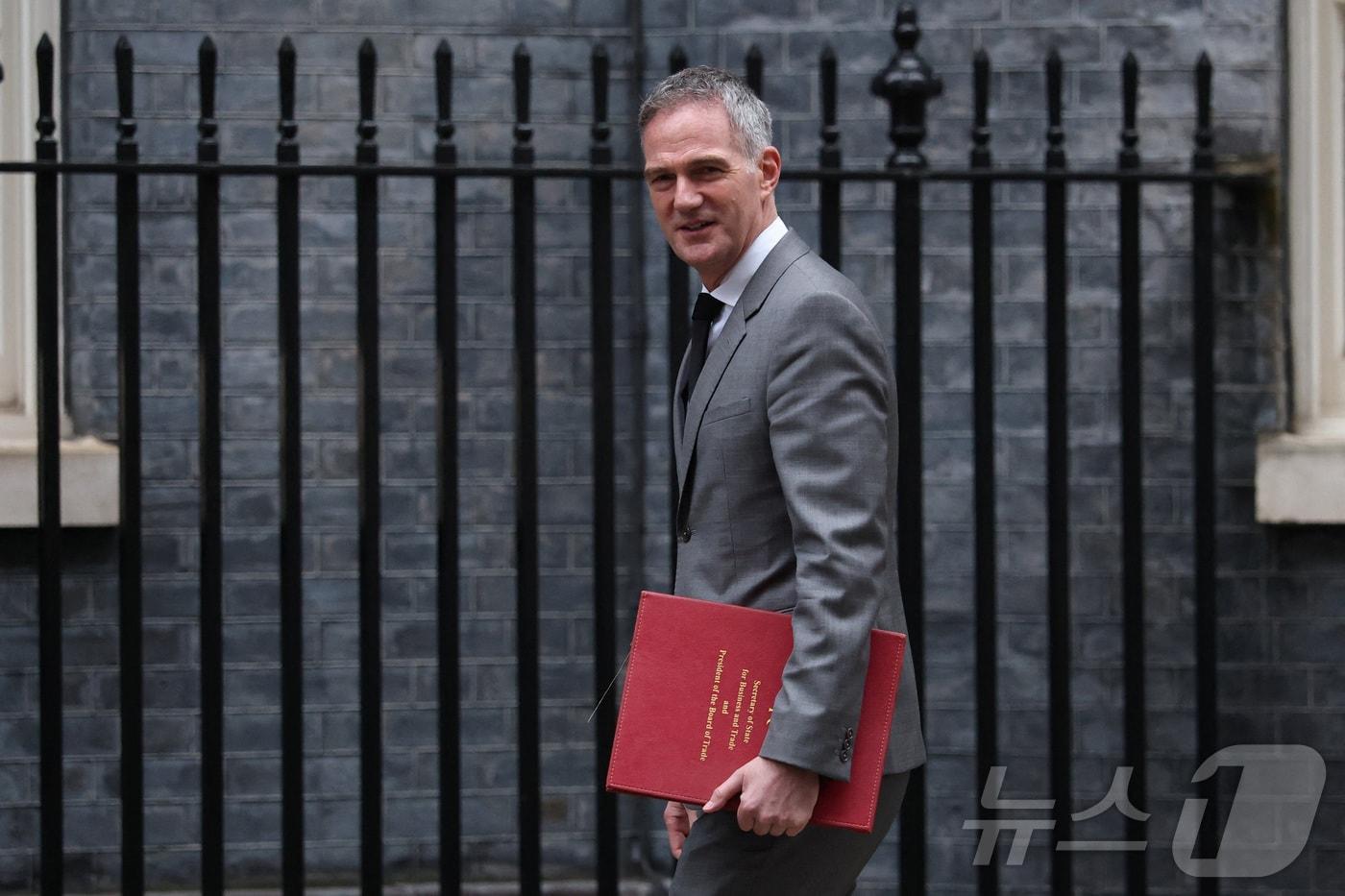 본문 이미지 - 10일(현지시간) 영국 런던에서 내각 회의가 열린 날 피터 카일 영국 산업통상장관이 다우닝가를 걸어가고 있다. 2026. 02. 10. ⓒ 로이터=뉴스1