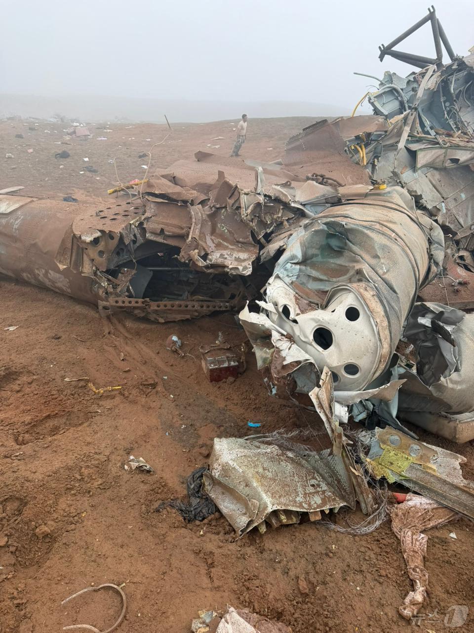 본문 이미지 - 23일(현지시간) 페루 남부 차라 비에호 마을 인근에 추락한 수재민 구조 헬리콥터의 잔해. 2025.02.23. ⓒ AFP=뉴스1