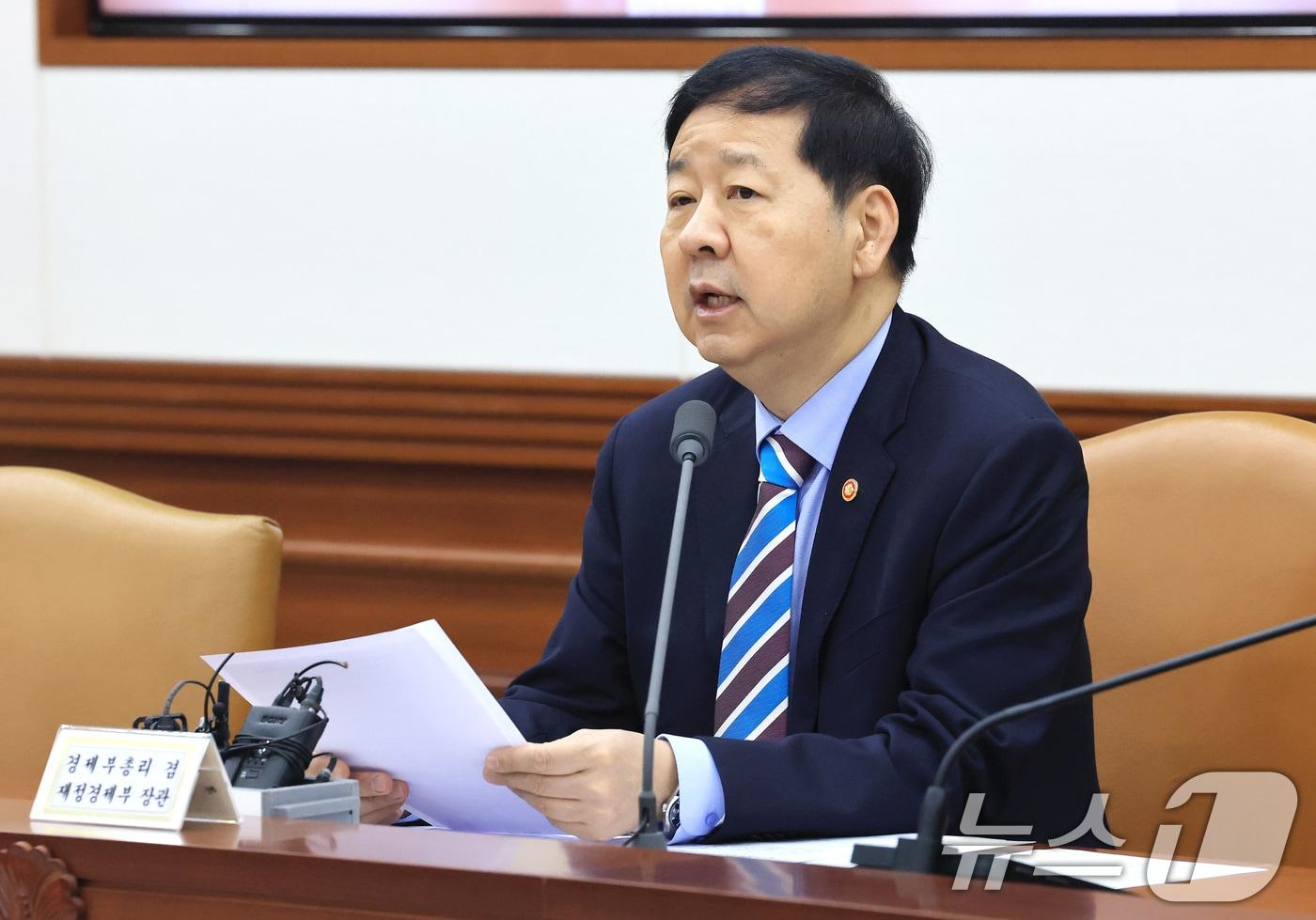 본문 이미지 - 구윤철 경제부총리 겸 재정경제부 장관이 25일 서울 종로구 정부서울청사에서 열린 경제관계장관회의 겸 산업경쟁력강화 관계장관회의에서 모두발언을 하고 있다. 2026.2.25 ⓒ 뉴스1 임세영 기자