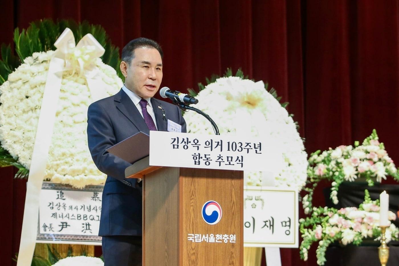 본문 이미지 -  사단법인 김상옥의사기념사업회 회장인 윤홍근 제너시스BBQ 그룹 회장이 '김상옥 의사 의거 103주년 합동 추모식'에서 발언을 하는 모습.(BBQ 제공)