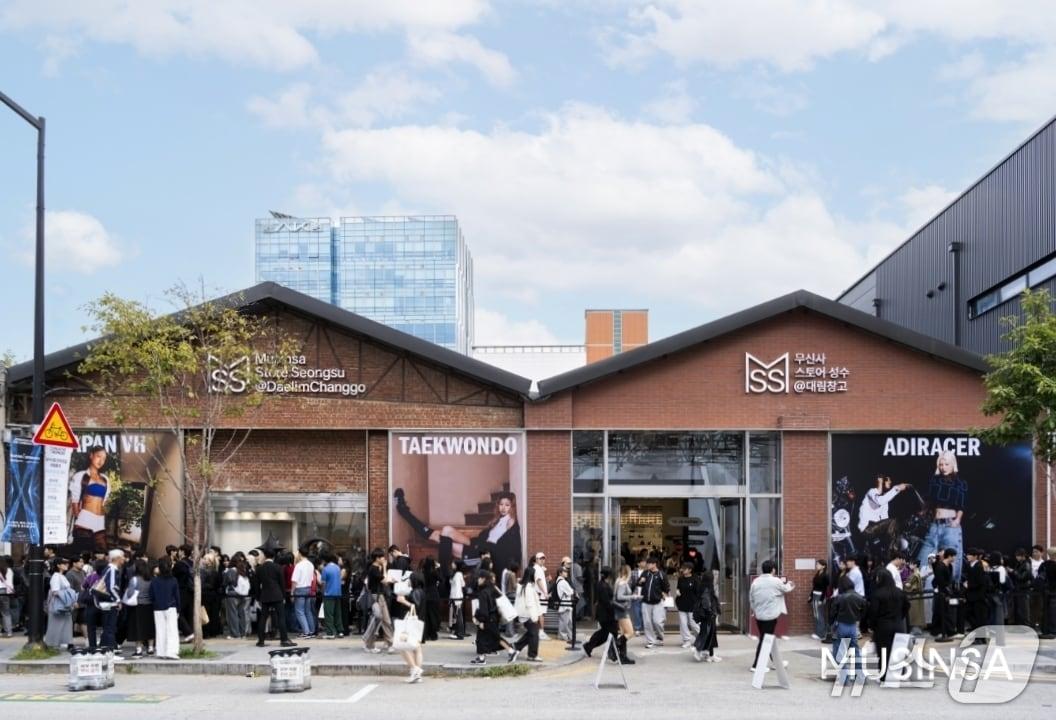 본문 이미지 - 무신사 스토어 성수 매장 전경 사진(무신사 제공)