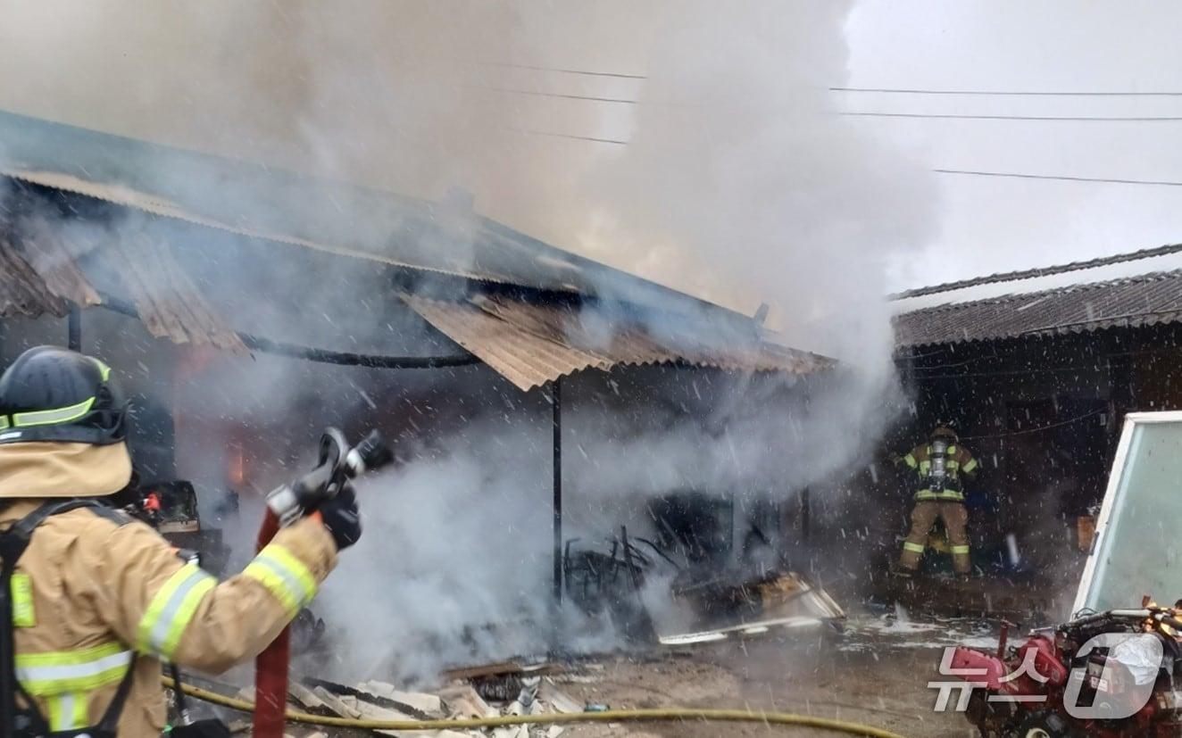본문 이미지 - 24일 오전 10시 58분쯤 문경시 공평동 단독주택에서 불이나 진화 대원들이 불을 끄고 있다.(경북소방본부 제공. 재판매 및 DB 금지)2026.2.25/뉴스1