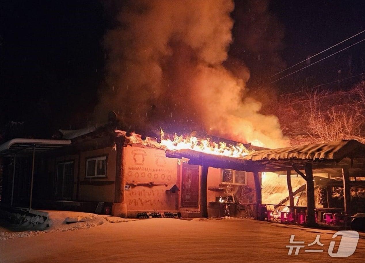 본문 이미지 - 24일 오후 8시5분쯤 경북 김천시 증산면 한 민박집에서 불이나 화염이 치솟고 있다.(경북소방본부 제공. 재판매 및 DB 금지)2026.2.25/뉴스1