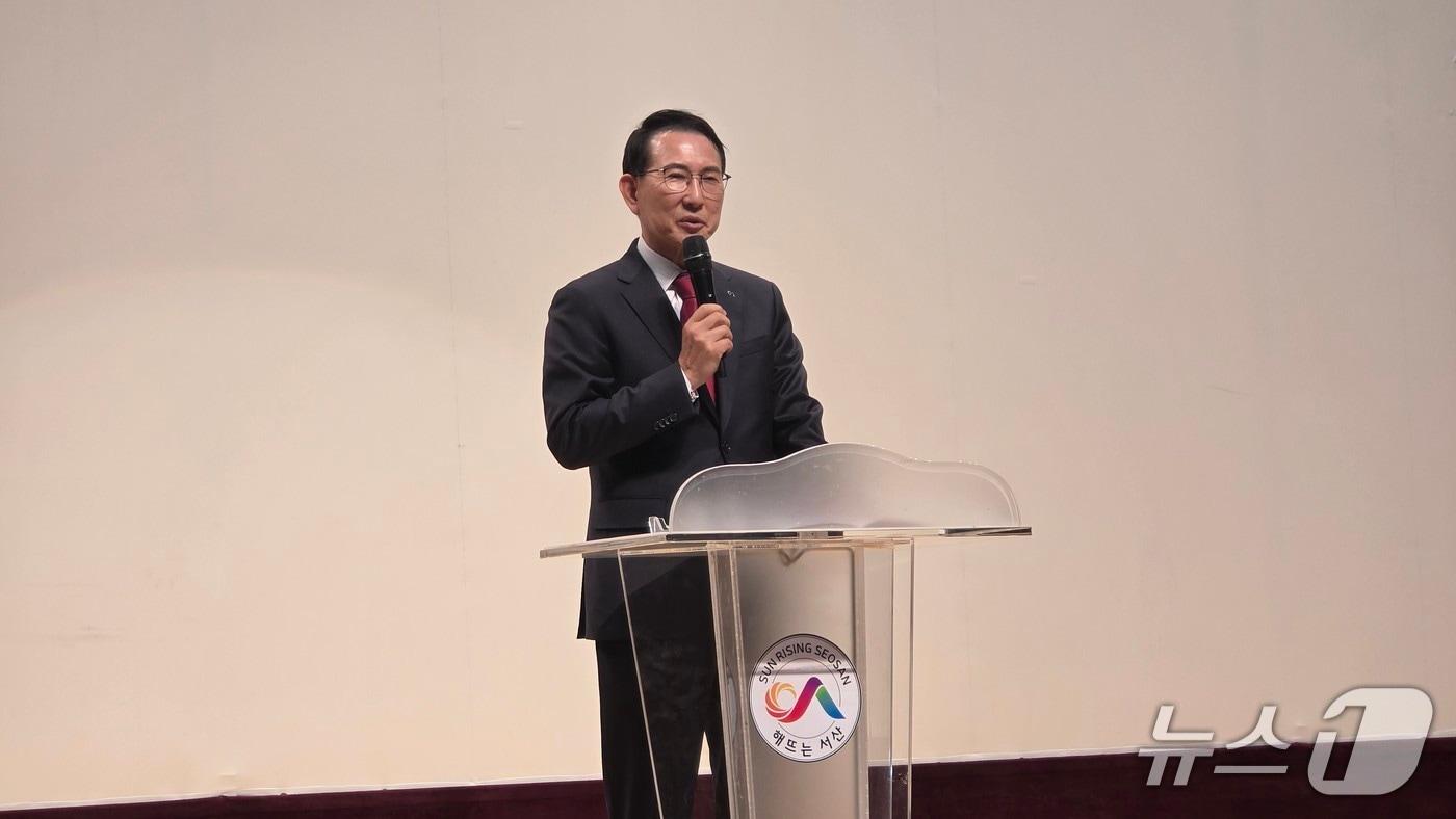 본문 이미지 - 지난 24일 서산문화회관 대공연장에서 진행된 ‘제93회 서산아카데미’에서 인사말을 하고 있는 이완섭 서산시장 (서산시 제공. 재판매 및 DB금지)2026.2.25/뉴스1 