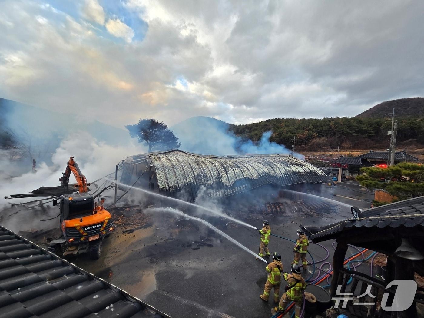 본문 이미지 - 소방 당국이 25일 울산 울주군 범서읍의 한 음식점에서 난 불을 진화하고 있다.(울산소방본부 제공. 재판매 및 DB금지)/뉴스1