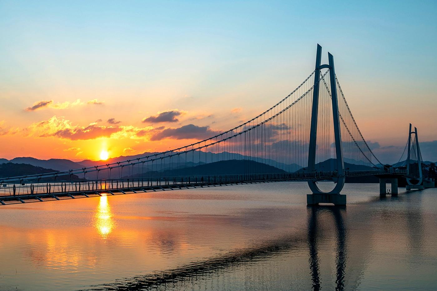 본문 이미지 - 논산 탑정호 출렁다리 위 일몰 모습.(충남도 제공. 재판매 및 DB금지)/뉴스1