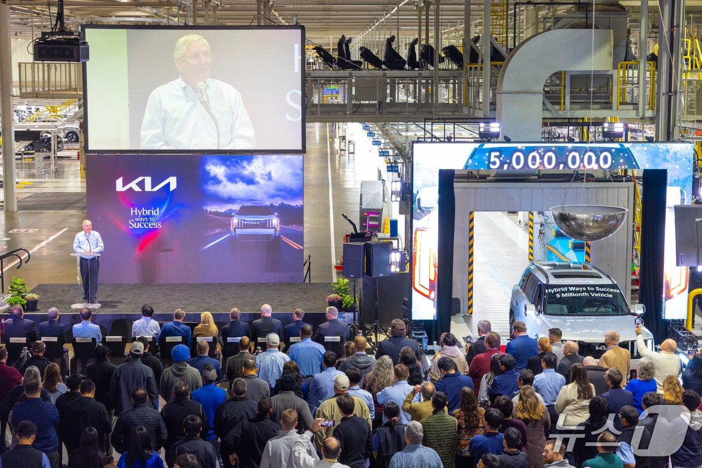 본문 이미지 - 기아 조지아 법인이 2027년형 텔루라이드 HEV 출시와 공장 누적 생산 500만 대 달성을 기념하고 있다(기아 제공)
