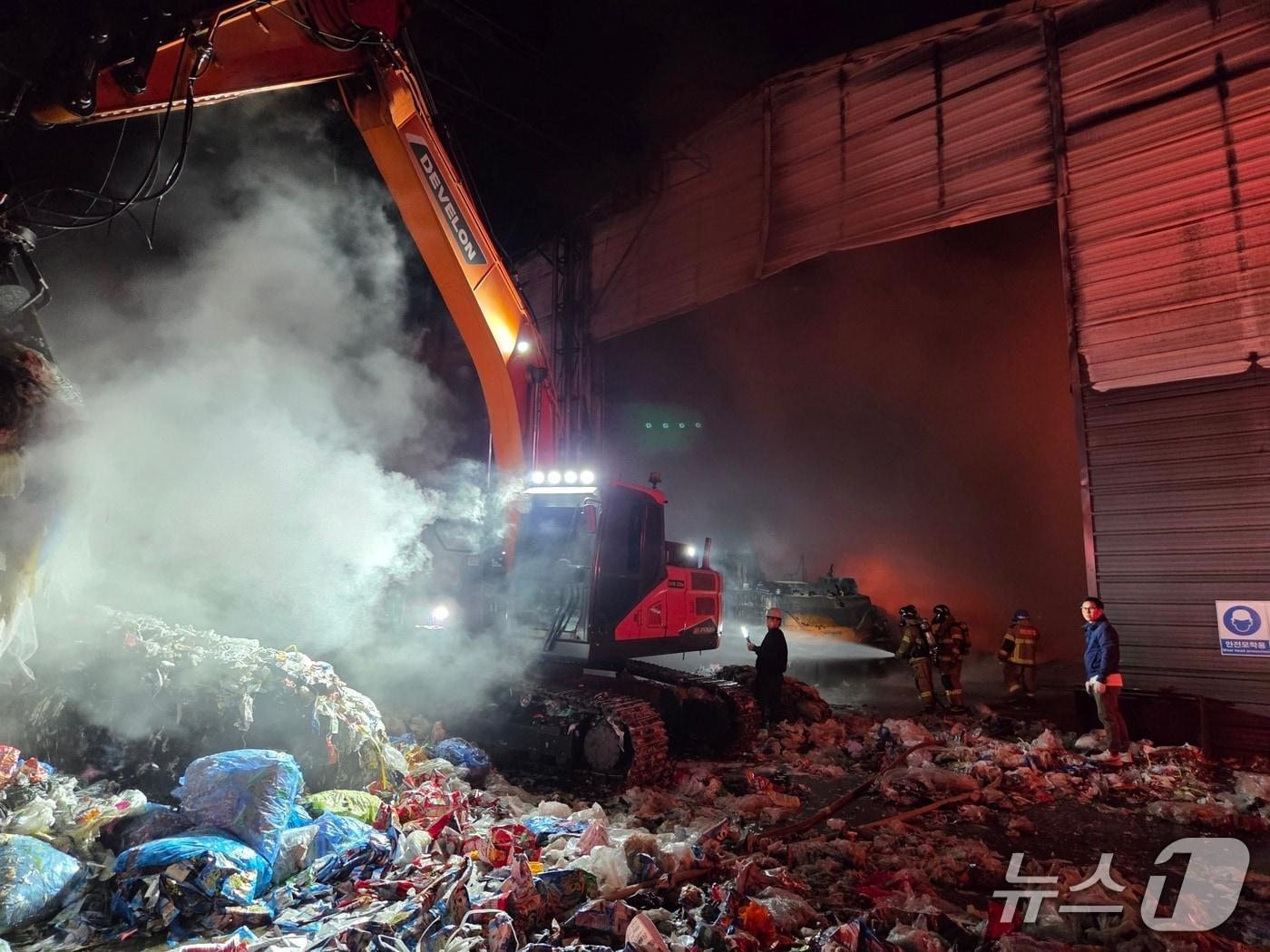 본문 이미지 - 청주 국사리 자연순환시설 화재 현장.(청서부소방서 제공. 재판매 및 DB금지)/뉴스1