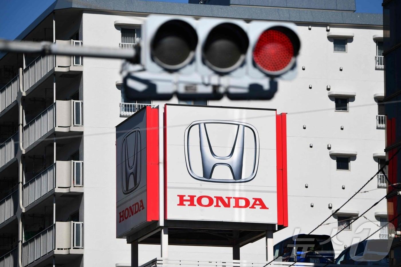 본문 이미지 - 혼다는 멕시코 최대 카르텔(마약 범죄조직) '할리스코 신세대 카르텔(CJNG)'의 수장 네메시오 오세게라 세르반테스(59) 사살의 여파로 폭동 사태가 일어나자 23일(현지시간) 할리스코주 과달라하라 공장 가동을 일시 중단한다고 밝혔다. 사진은 일본 도쿄의 한 혼다 전시장 간판. 2025.02.06. ⓒ AFP=뉴스1