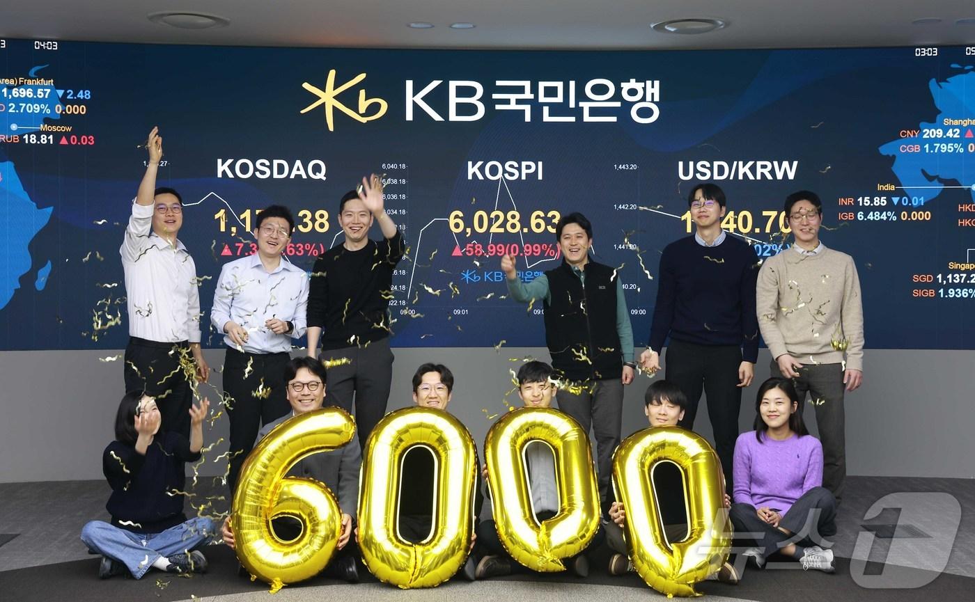 본문 이미지 - 코스피가 장 시작과 함께 6000선을 돌파한 25일 오전 서울 영등포구 KB국민은행 딜링룸에서 직원들이 축하 세리머니를 하고 있다. (KB국민은행 제공. 재판매 및 DB 금지) 2026.2.25 ⓒ 뉴스1