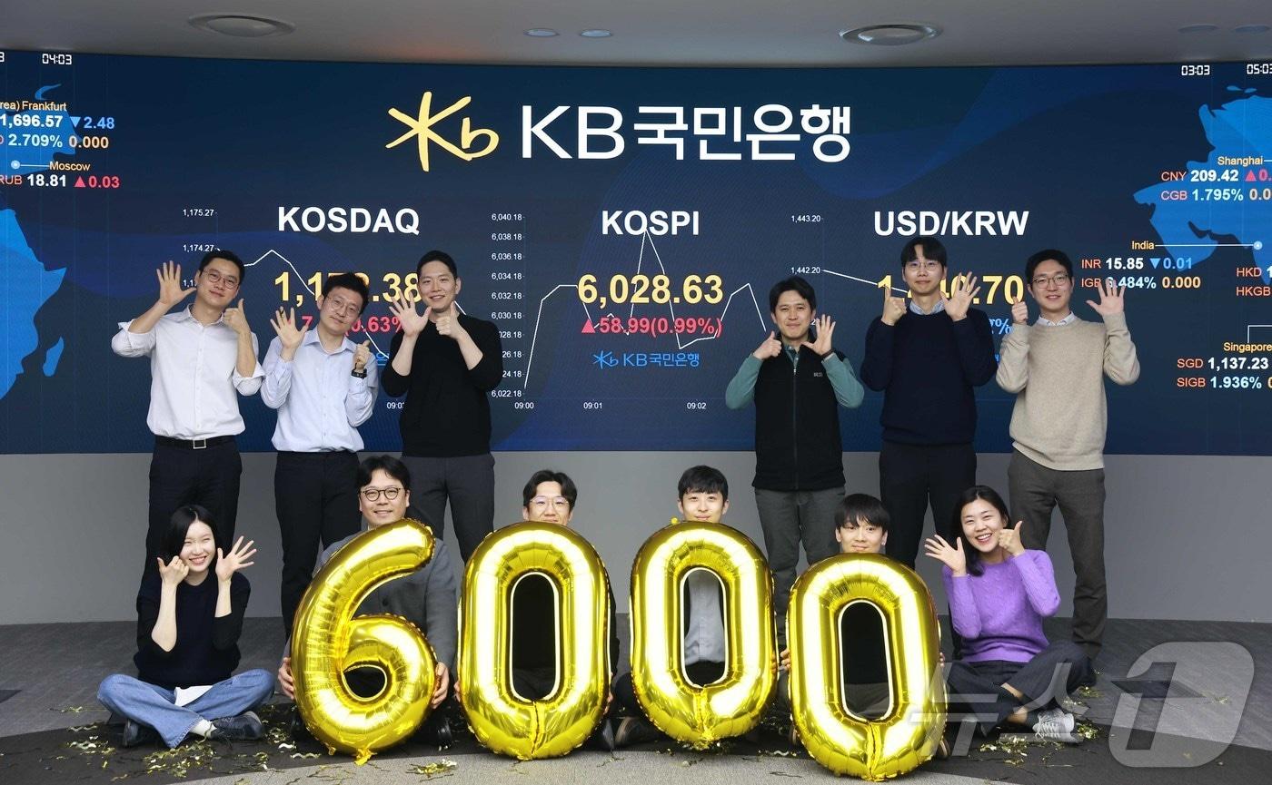본문 이미지 - 코스피가 장 시작과 함께 6000선을 돌파한 25일 오전 서울 영등포구 KB국민은행 딜링룸에서 직원들이 축하 세리머니를 하고 있다. (KB국민은행 제공. 재판매 및 DB 금지) 2026.2.25 ⓒ 뉴스1