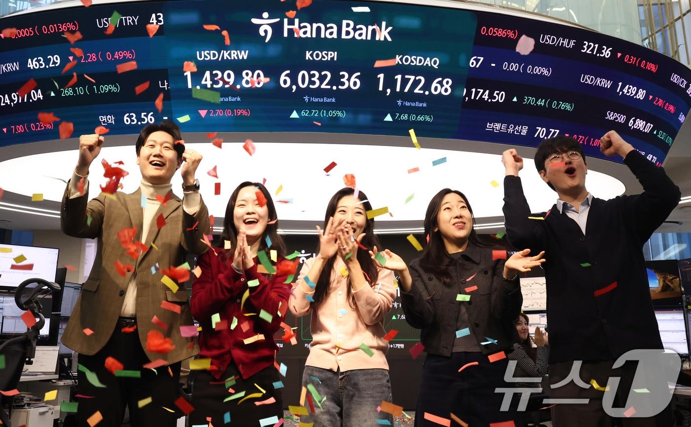 본문 이미지 - 코스피 지수가 장 시작과 함께 6000포인트를 돌파한 25일 오전 서울 중구 하나은행 본점 딜링룸에서 직원들이 축하 세리머니를 하고 있다. 2026.2.25 ⓒ 뉴스1 최지환 기자