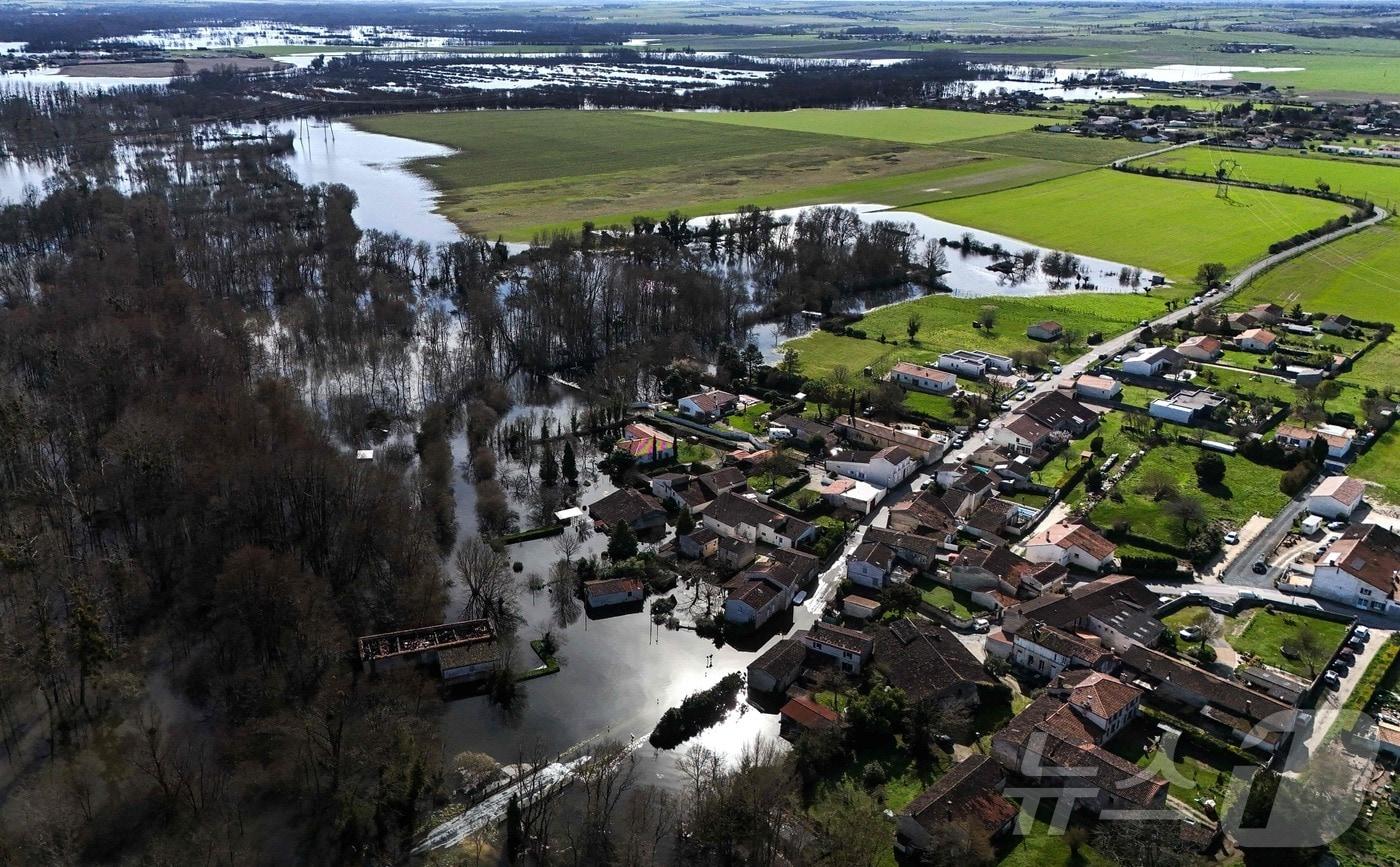 본문 이미지 - 24일(현지시간) 프랑스 남서부의 쿠르피냐크 마을이 홍수 피해를 입은 모습. AFP에 따르면 프랑스에서는 오랫동안 비 오는 날씨가 이어지며 올해 2월이 역대 가장 습했던 달로 관측된 가운데, 이날 남서부 지역의 기온이 영상 30도를 육박하며 2월 기준 역대 최고 기온을 경신했다. 2026.02.24. ⓒ AFP=뉴스1