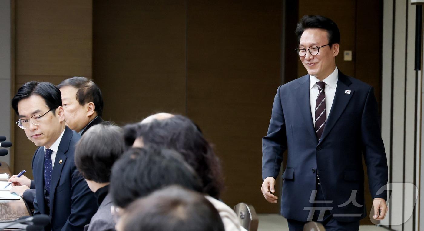 본문 이미지 - 김민석 국무총리가 25일 세종시 정부세종청사에서 제31차 세종시지원위원회 회의에 참석하고 있다. 이날 열린 세종시지원회의는 3년 만에 총리 주재 대면회의로 열렸으며 행복도시 조성 및 대통령 세종집무실 건립 등 추진현황, 행정수도로서의 제도적 기반 마련, 행정수도 완성을 위한 세종시법 전부개정 추진방안, 세종특별자치시 2025년도 성과평가 결과 활용 계획안 등을 논의했다 . 2026.2.25 ⓒ 뉴스1 김기남 기자