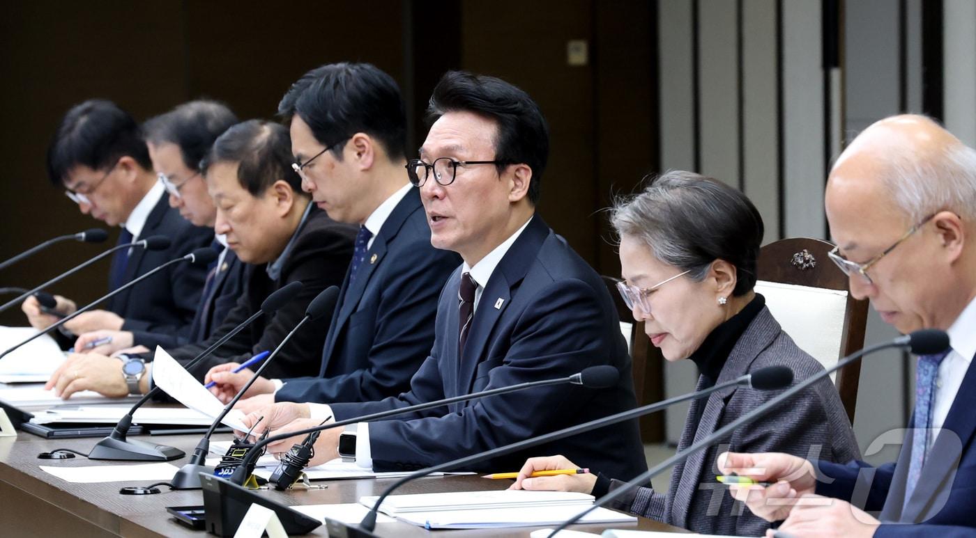 본문 이미지 - 김민석 국무총리가 25일 세종시 정부세종청사에서 제31차 세종시지원위원회의를 주재하며 발언하고 있다. 이날 열린 세종시지원회의는 3년 만에 총리 주재 대면회의로 열렸으며 행복도시 조성 및 대통령 세종집무실 건립 등 추진현황, 행정수도로서의 제도적 기반 마련, 행정수도 완성을 위한 세종시법 전부개정 추진방안, 세종특별자치시 2025년도 성과평가 결과 활용 계획안 등을 논의했다 . 2026.2.25 ⓒ 뉴스1 김기남 기자