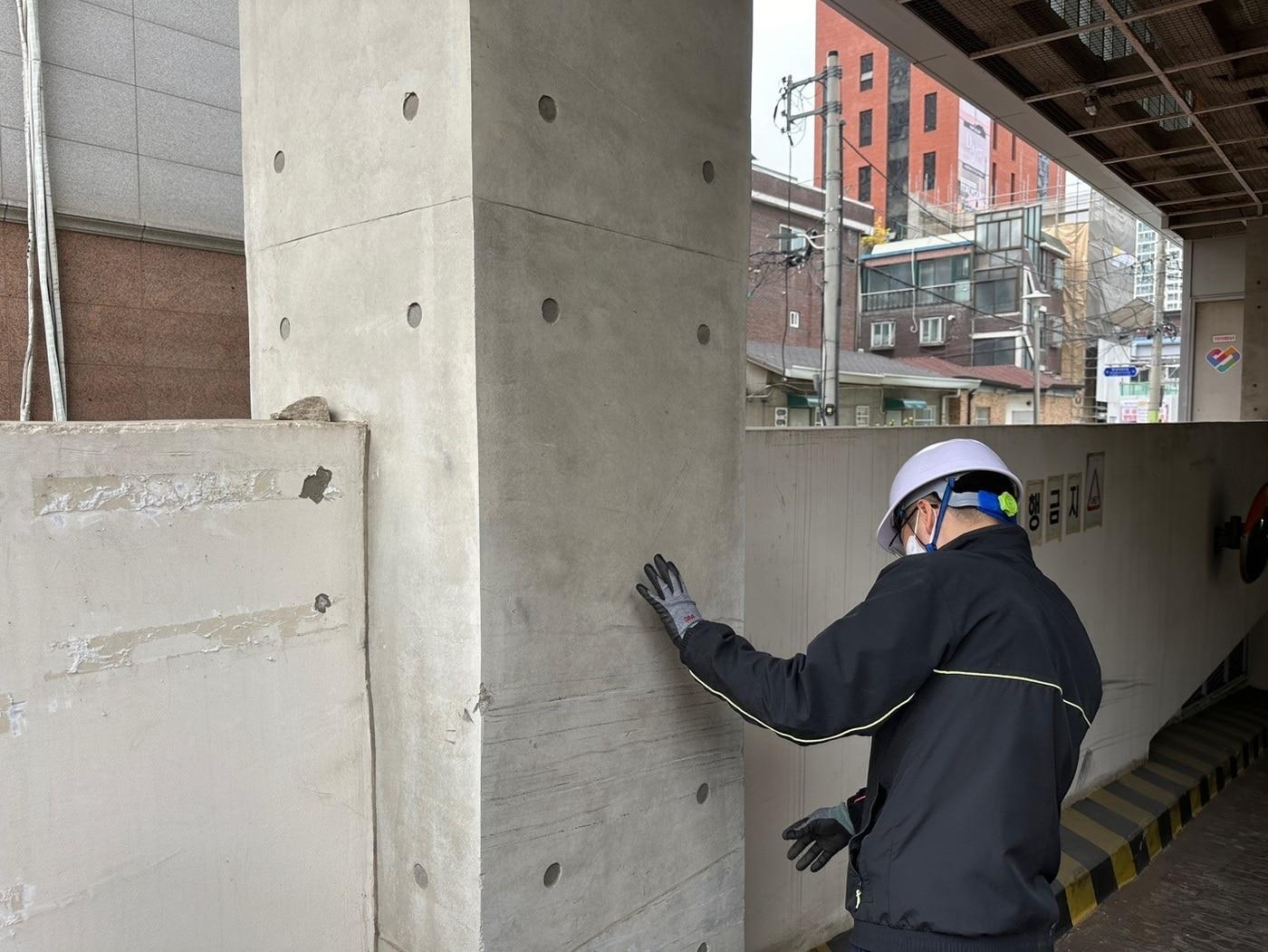 본문 이미지 - 해빙기 안전점검 모습(성동구 제공)