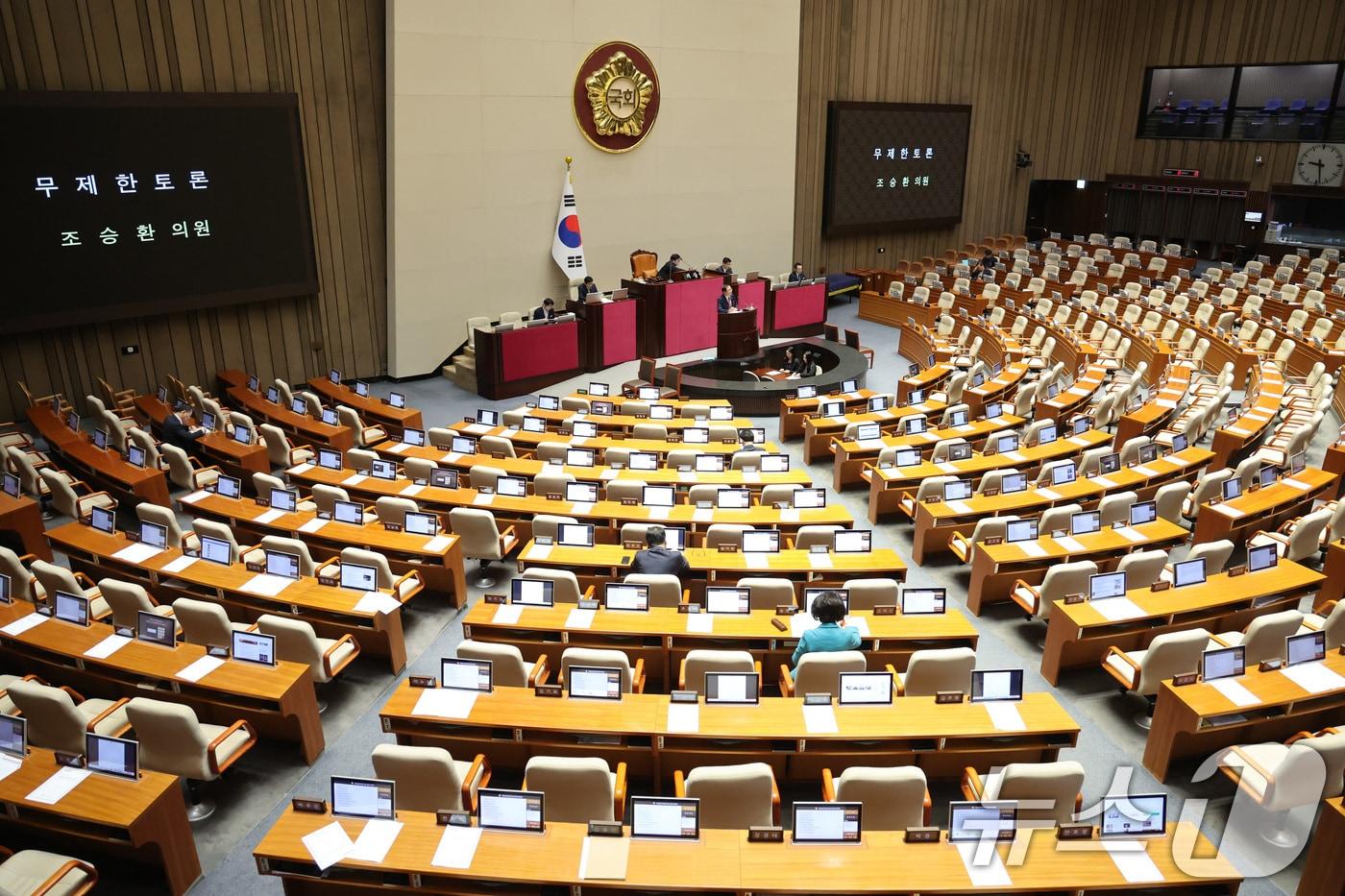 본문 이미지 - 조승환 국민의힘 의원이 25일 서울 여의도 국회에서 열린 제432회국회(임시회) 제8차 본회의에서 상법 일부개정법률안(대안)에 대한 무제한 토론(필리버스터)을 하고 있다. 2026.2.25 ⓒ 뉴스1 신웅수 기자