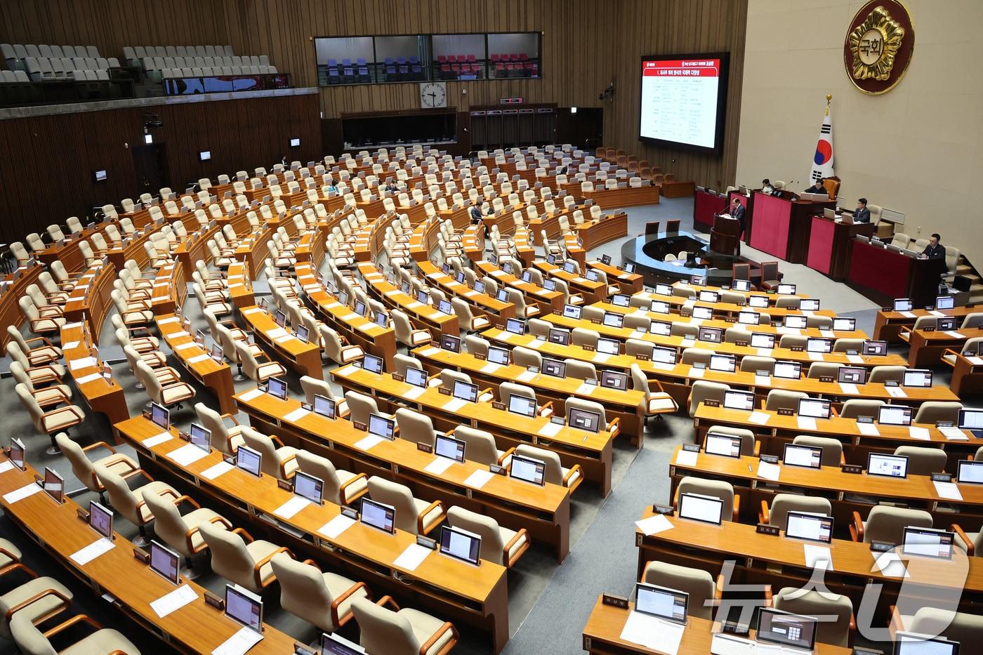 본문 이미지 - 조승환 국민의힘 의원이 25일 서울 여의도 국회에서 열린 제432회국회(임시회) 제8차 본회의에서 상법 일부개정법률안(대안)에 대한 무제한 토론(필리버스터)을 하고 있다. 2026.2.25 ⓒ 뉴스1 신웅수 기자