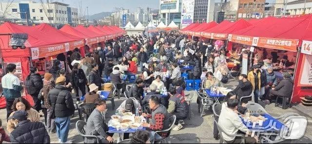 본문 이미지 - 지난해 제천 빨간오뎅축제.(제천시 제공. 재판매 및 DB금지)/뉴스1 