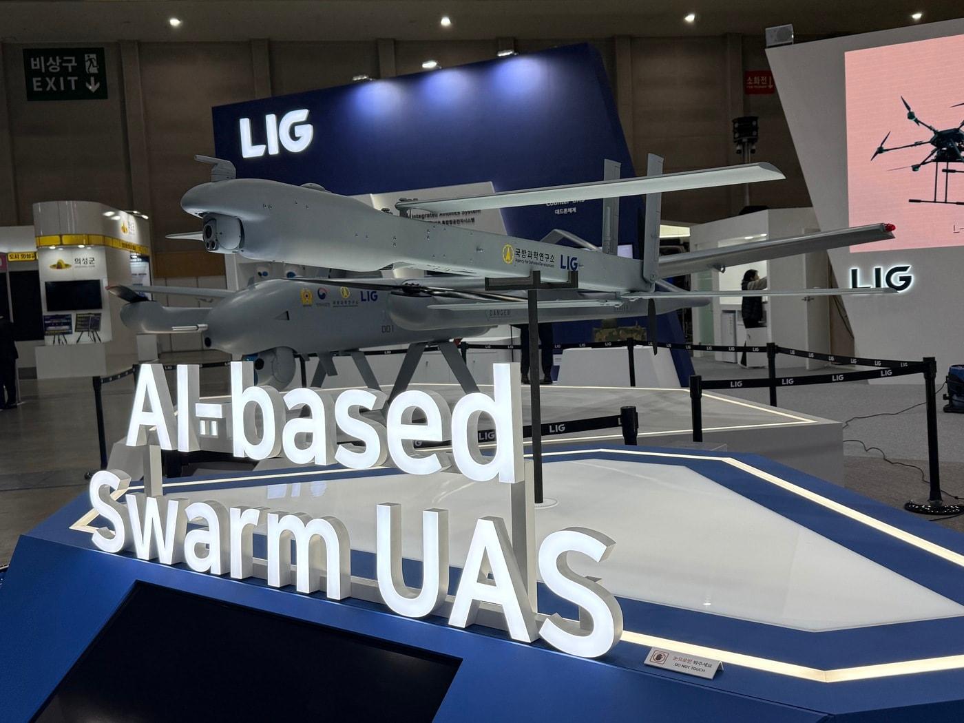 본문 이미지 - LIG넥스원의 인공지능(AI) 기반 군집무인기. (LIG넥스원 제공)