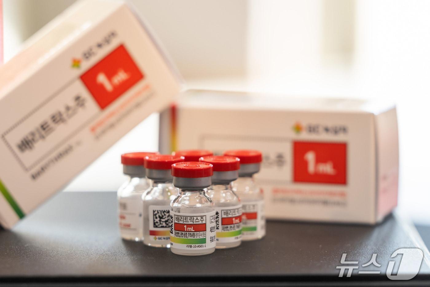 본문 이미지 - 질병관리청은 생물테러 등 공중보건 위기에 대비하기 위해 GC녹십자와 공동 개발한 세계 최초 '재조합 단백질 탄저백신' 배리트락스주(사진)가 25일 제27회 대한민국신약개발상 '대상'으로 선정됐다고 밝혔다.(GC녹십자 제공)
