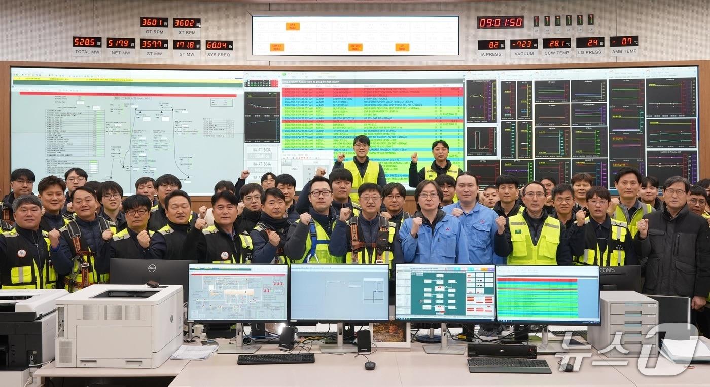 본문 이미지 - 한국서부발전은 지난 24일 경북 구미하이테크밸리(5산단)에서 구미천연가스발전소 상업운전 기념식을 갖고 기념촬영을 하고 있다.(서부발전 제공. 재판매 및 DB금지)2026.2.25/뉴스1