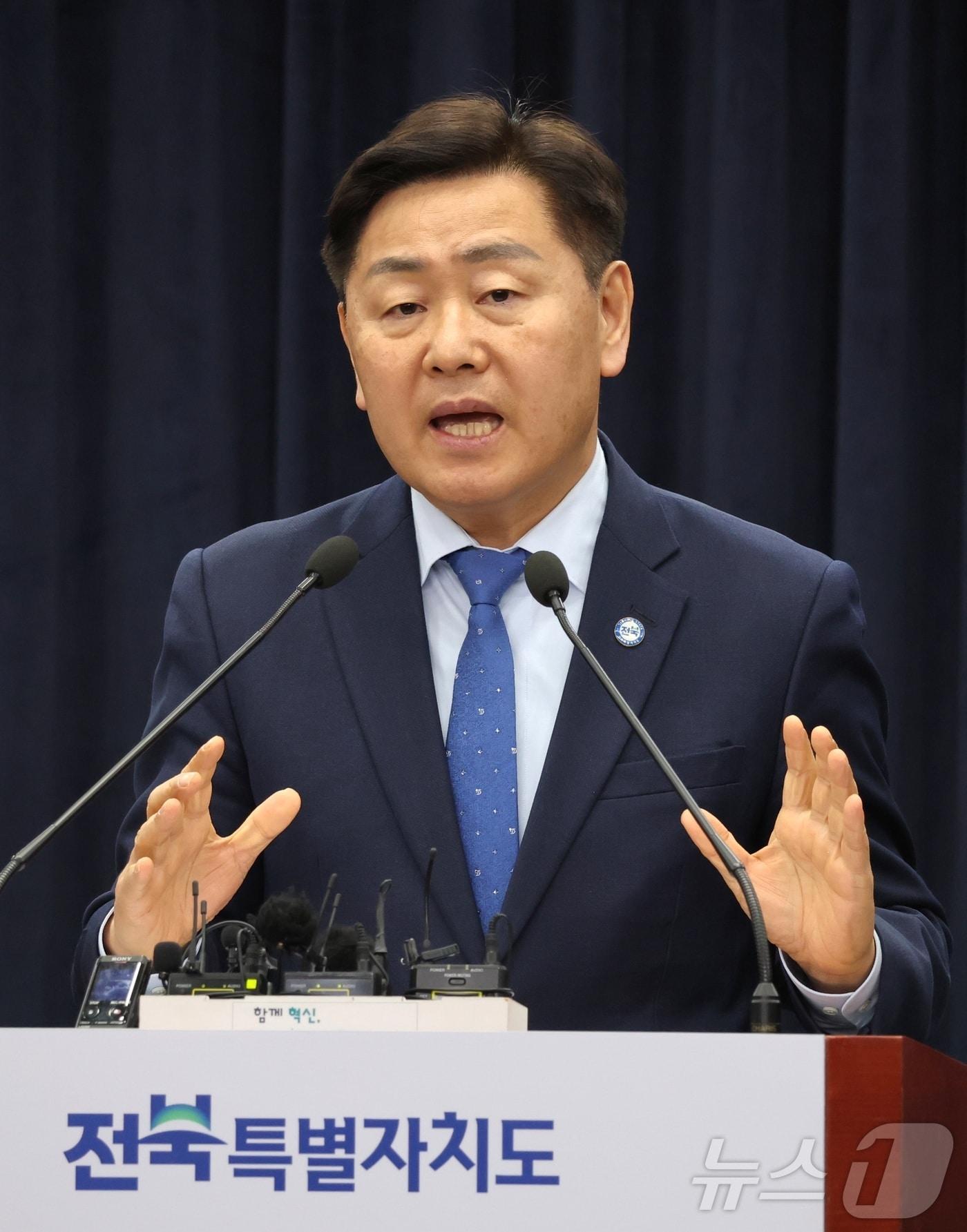 본문 이미지 - 김관영 전북특별자치도지사가 25일 전북 전주시 전북특별자치도청에서 청년 창업 등 도정 현안 관련 기자회견을 열고 질의에 답변을 하고 있다. 2026.2.25 ⓒ 뉴스1 유경석 기자