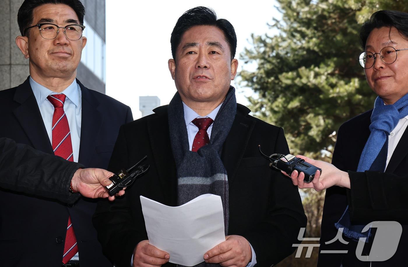 본문 이미지 - 통일교 금품 수수 의혹을 받는 김규환 전 미래한국당 의원이 25일 서울 서초구 고등검찰청에 마련된 검경 합동수사본부에 조사를 위해 출석하며 입장을 밝히고 있다. 2026.2.25 ⓒ 뉴스1 김도우 기자