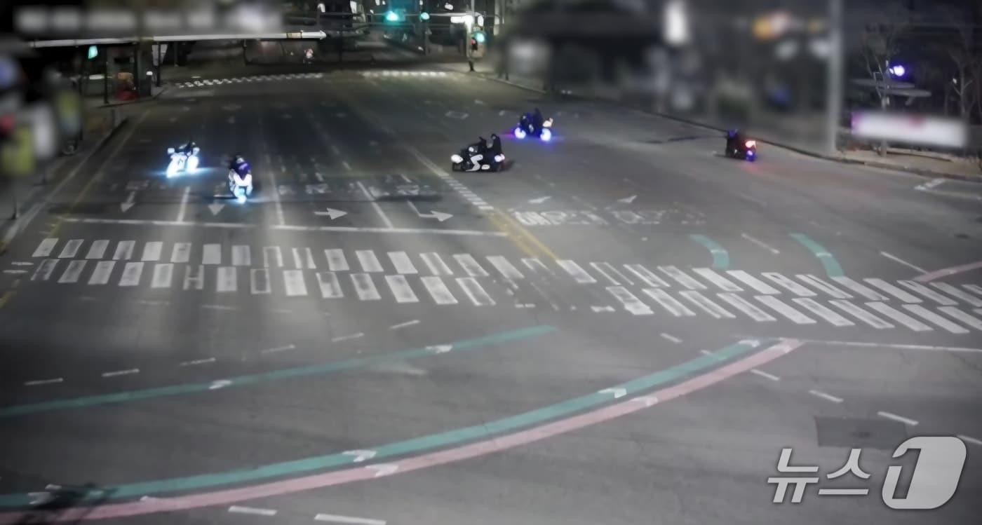 본문 이미지 - 지난 1일 새벽 시간 부산 도심에서 폭주족이 도로를 횡단하고 있다.(부산경찰청 제공 CCTV 영상 갈무리. 재판매 및 DB 금지)