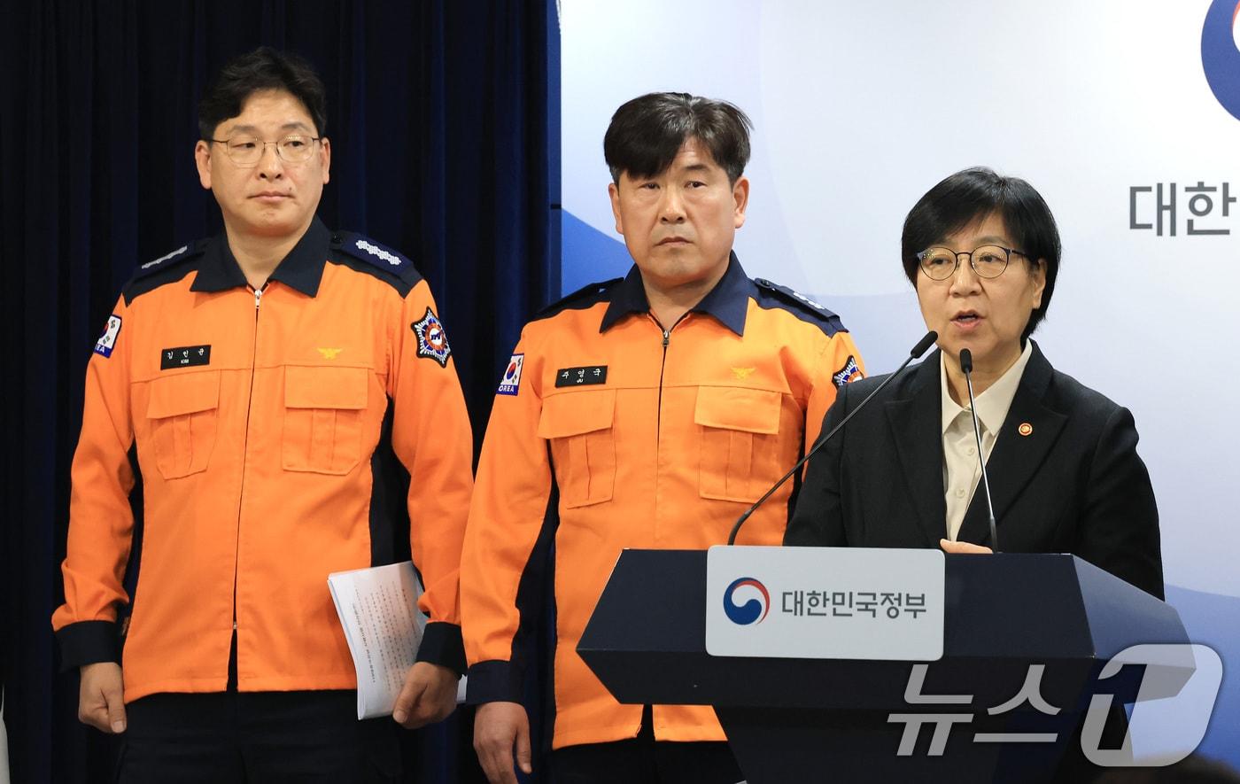 본문 이미지 - 정은경 보건복지부 장관이 25일 서울 종로구 정부서울청사에서 응급환자 이송체계 혁신 시범사업 관련 브리핑을 하고 있다. 2026.2.25 ⓒ 뉴스1 임세영 기자