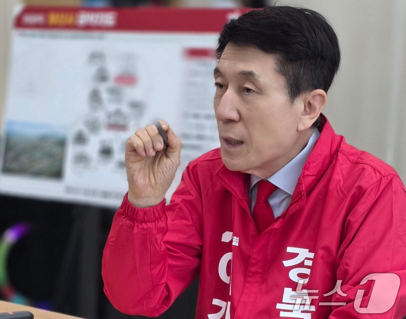 본문 이미지 - 이강덕 경북지사 예비후보가 지난 2월 25일 경산시청에서 기자회견을 하고 있다. 2026.2.25 ⓒ 뉴스1 정우용 기자