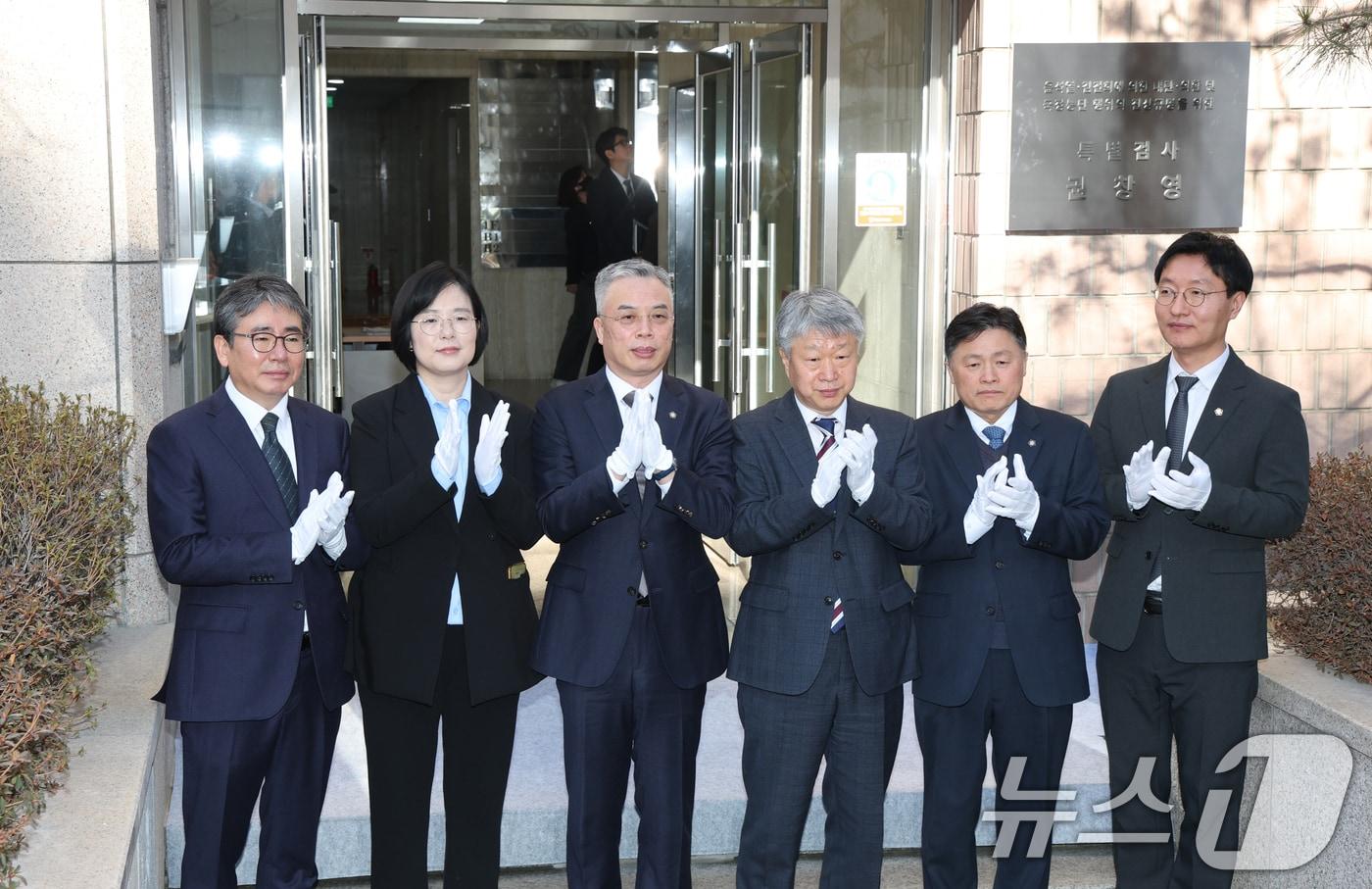 본문 이미지 - 권창영 2차 종합특검팀 특별검사(왼쪽 세번째)와 특검보들이 25일 경기 과천시 2차 종합특검팀 사무실 앞에서 열린 현판식을 마치고 기념촬영을 하고 있다 2026.2.25 ⓒ 뉴스1 김영운 기자