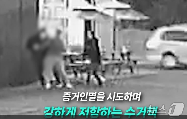 본문 이미지 - 80대 할머니를 속인 보이스피싱 범죄 수거책을 검거하는 시민들. (사진=경기북부경찰청)