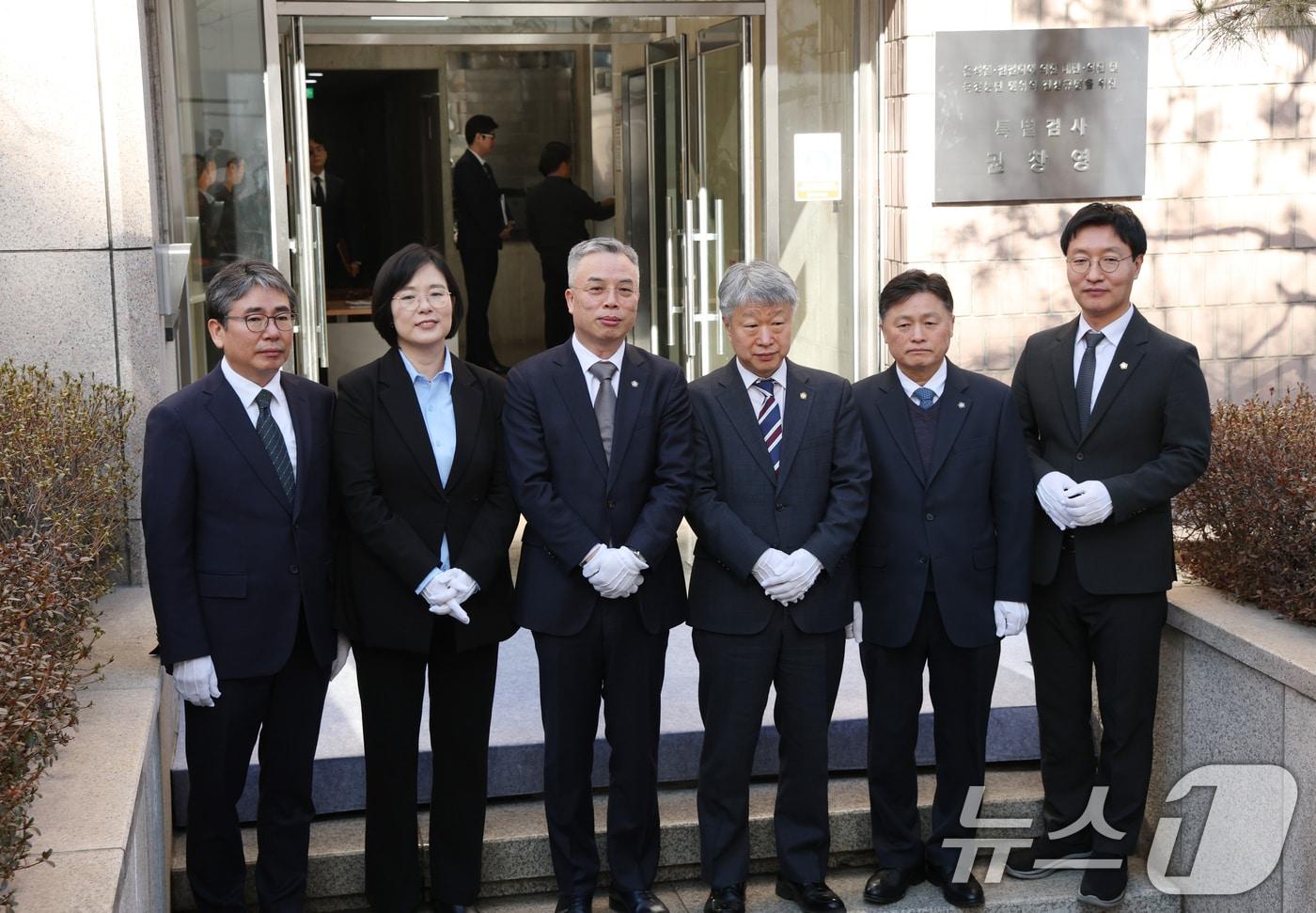 본문 이미지 - 권창영 2차 종합특검팀 특별검사(왼쪽 세번째)와 특검보들이 지난 2월 25일 경기 과천시 2차 종합특검팀 사무실 앞에서 열린 현판식을 마치고 기념촬영을 하고 있다 2026.2.25 ⓒ 뉴스1 김영운 기자