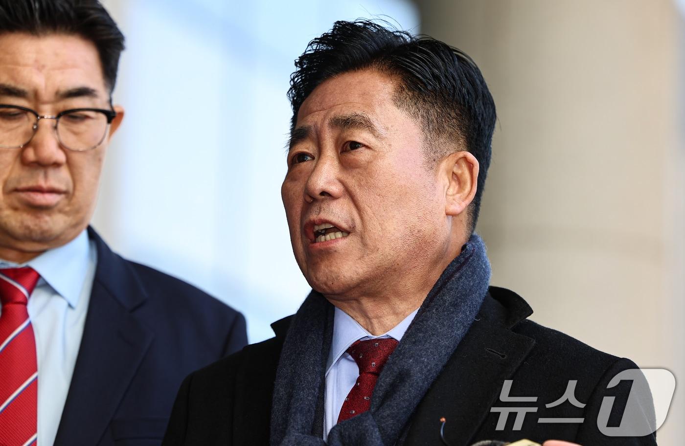 본문 이미지 - 통일교 금품 수수 의혹을 받는 김규환 전 미래한국당 의원이 25일 서울 서초구 고등검찰청에 마련된 검경 합동수사본부에 조사를 위해 출석하며 입장을 밝히고 있다. 2026.2.25 ⓒ 뉴스1 김도우 기자