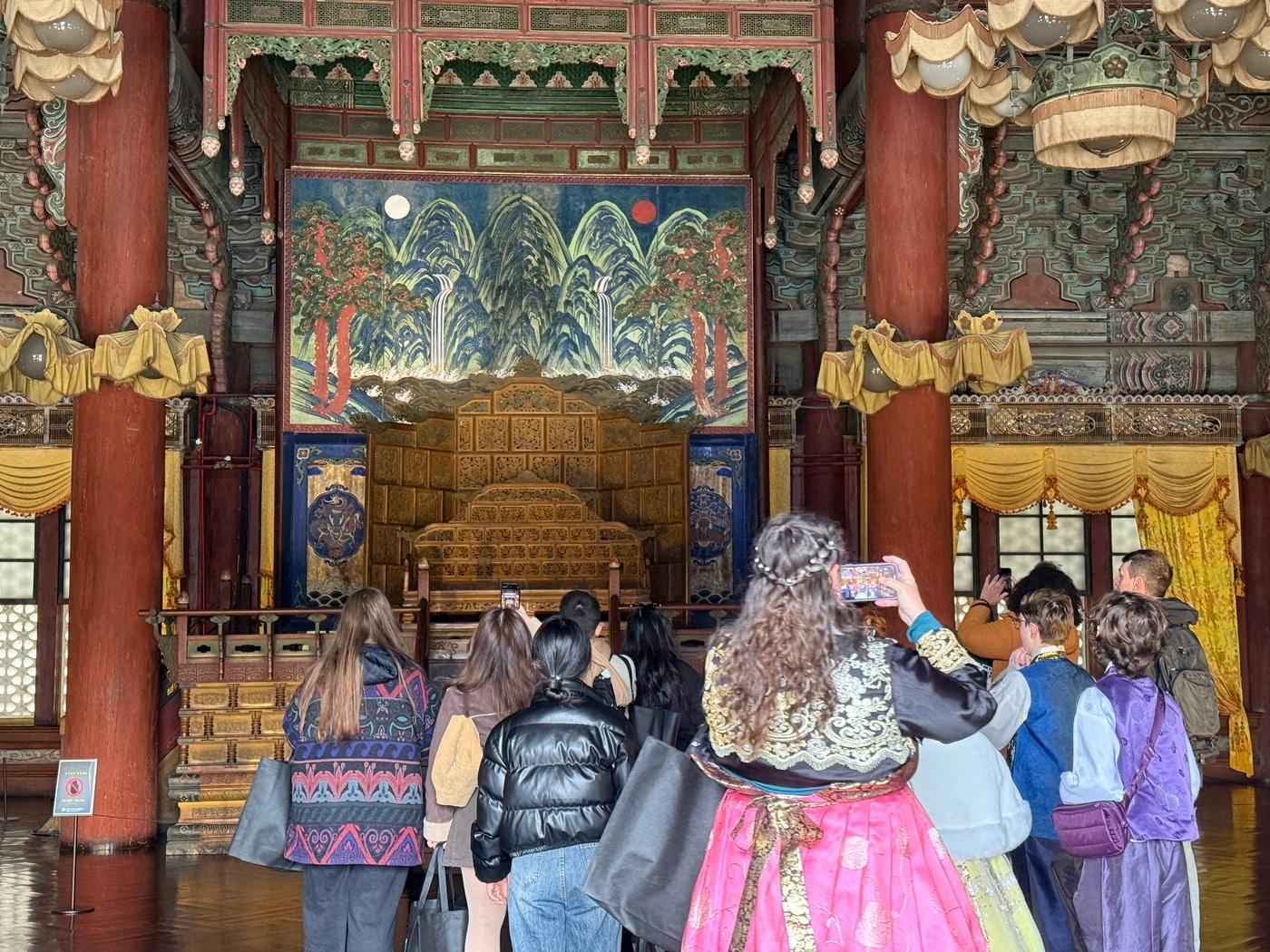 본문 이미지 - 지난해 3월 창덕궁 인정전 내부 관람 현장 모습(국가유산청 제공)