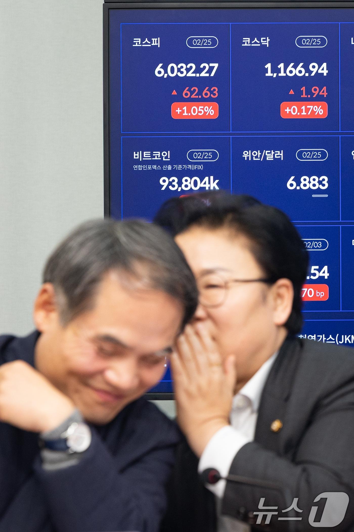본문 이미지 - 25일 서울 여의도 국회에서 열린 더불어민주당 최고위원회의에서 경제상황판에 6000포인트를 넘어선 코스피 지수가 보이고 있다. 2026.2.25 ⓒ 뉴스1 유승관 기자