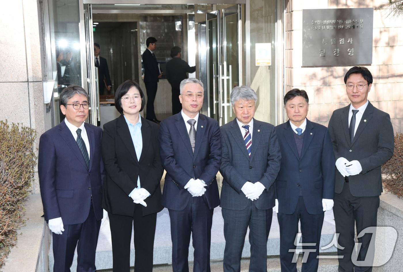 본문 이미지 - 권창영 2차 종합특검팀 특별검사(가운데)와 특검보들이 25일 경기 과천시 2차 종합특검팀 사무실 앞에서 열린 현판식을 마치고 기념촬영을 하고 있다. 2026.2.25 ⓒ 뉴스1 김영운 기자