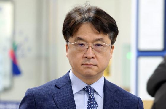 본문 이미지 - 박현종 전 bhc 회장이 25일 서울 서초구 중앙지법에서 '60억원대 배임횡령' 특정경제범죄가중처벌등에관한법률위반 협의로 공판에 출석하고 있다. 2026.2.25 ⓒ 뉴스1 김명섭 기자