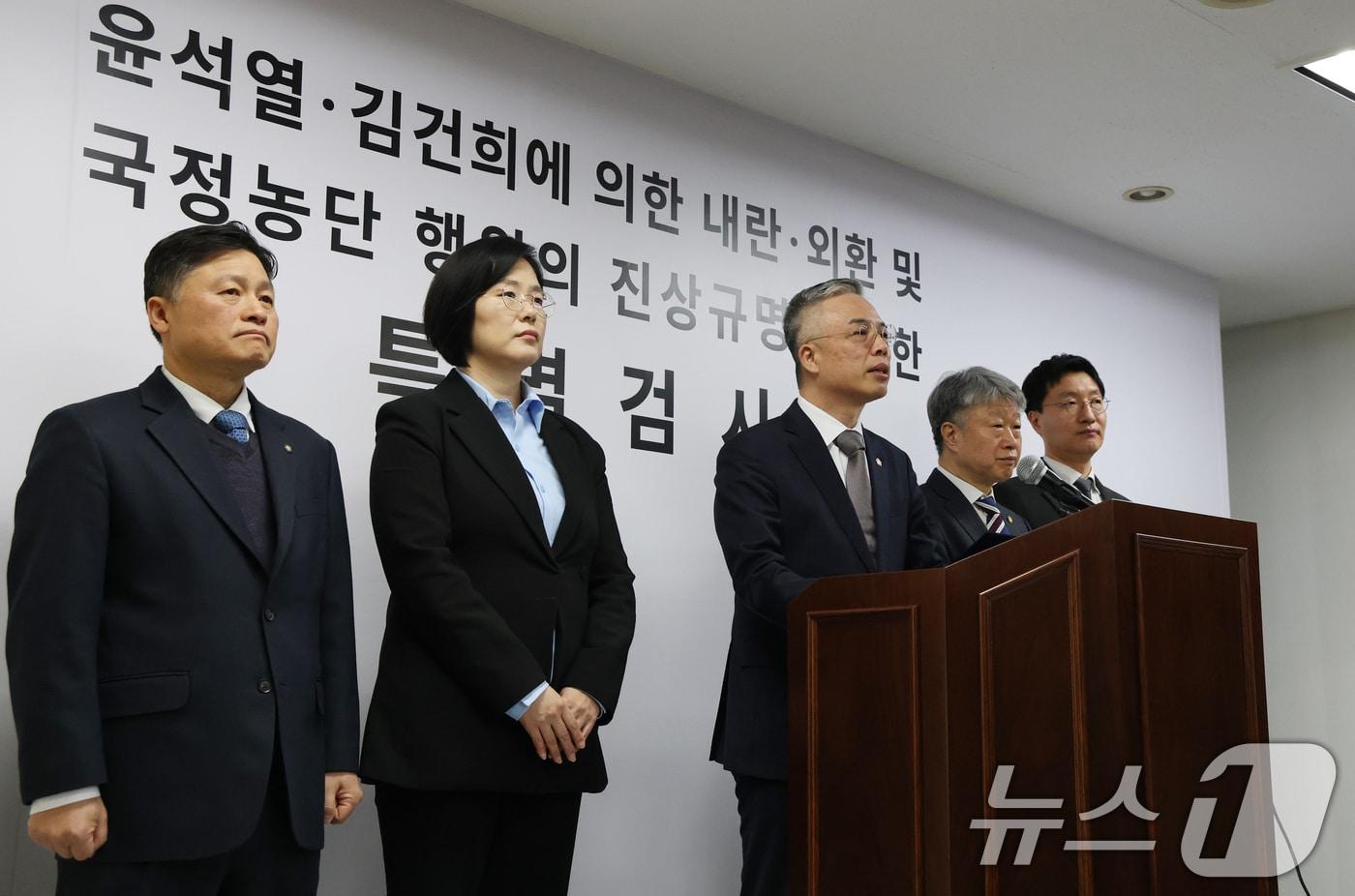 본문 이미지 - 권창영 2차 종합특검팀 특별검사(가운데)가 지난달 25일 경기 과천시 2차 종합특검팀 사무실에서 입장을 발표하고 있다. 2026.2.25 ⓒ 뉴스1 김영운 기자
