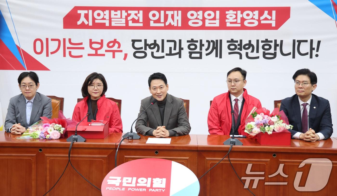 본문 이미지 - 장동혁 국민의힘 대표가 25일 서울 여의도 국회에서 열린 지역발전 인재 영입 환영식에서 인사말을 하고 있다. 2026.2.25 ⓒ 뉴스1 신웅수 기자