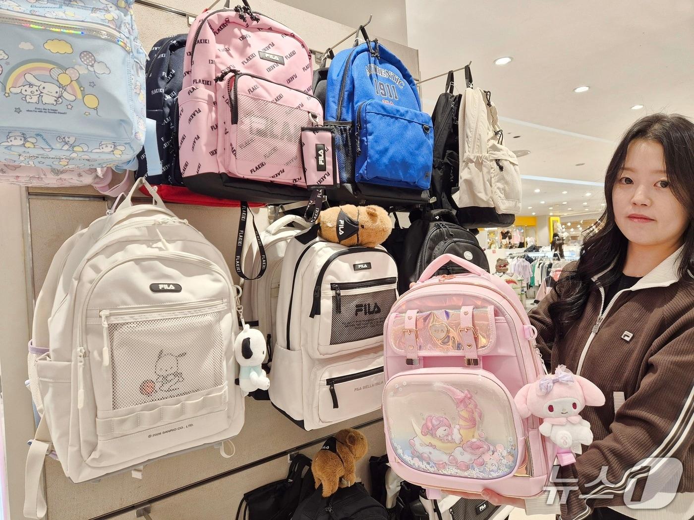 본문 이미지 - 롯데백화점 부산본점 6층 휠라키즈 매장에서 모델이 신학기 책가방을 선보이고 있다.(롯데백화점 제공. 재판매 및 DB 금지)