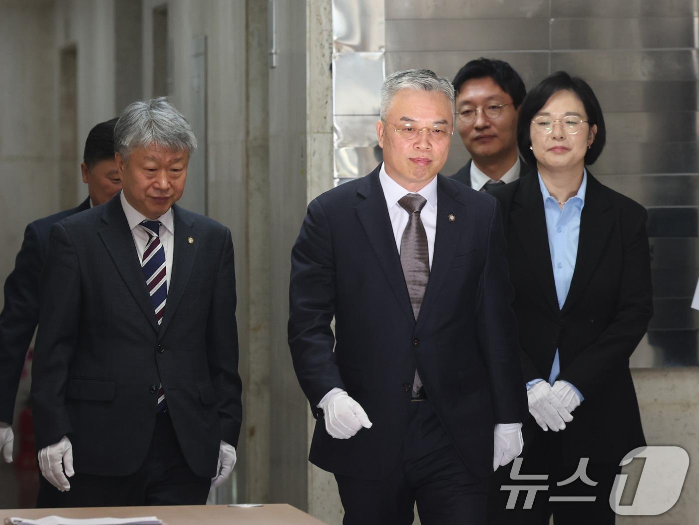 본문 이미지 - 권창영 2차 종합특검팀 특별검사(가운데)와 특검보들이 25일 경기 과천시 2차 종합특검팀 사무실 앞에서 열린 현판식에 참석하고 있다. 2026.2.25 ⓒ 뉴스1 김영운 기자