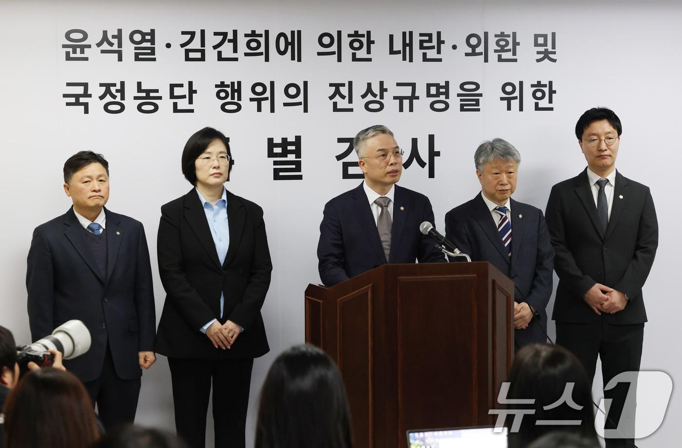 본문 이미지 - 권창영 2차 종합특검팀 특별검사(가운데)가 25일 경기 과천시 2차 종합특검팀 사무실에서 입장발표를 하고 있다. 2026.2.25 ⓒ 뉴스1 김영운 기자