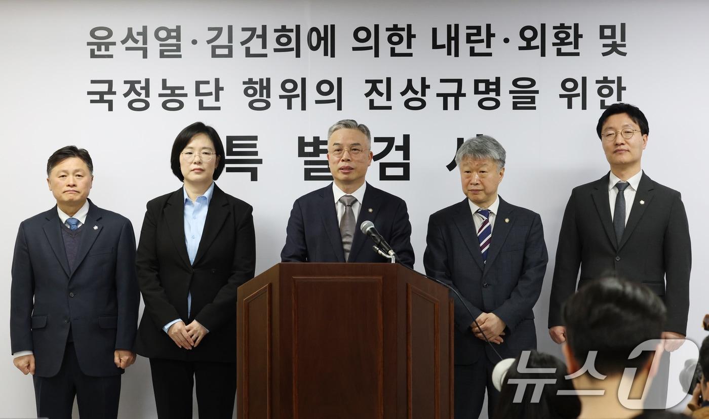 본문 이미지 - 권창영 2차 종합특검팀. 왼쪽부터 순서대로 김정민 특검보, 김지미 특검보, 권창영 특별검사, 권영빈 특검보, 진을종 특검보. 2026.2.25 ⓒ 뉴스1 김영운 기자