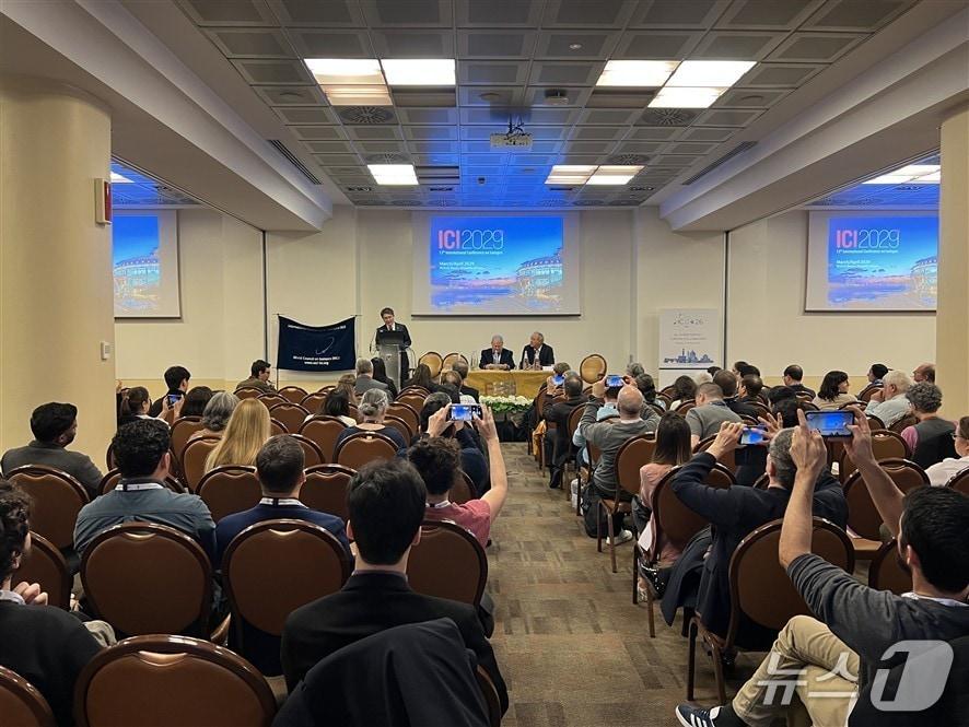 본문 이미지 - 피렌체에서 열린 제12차 세계동위원소대회에서 차기 개최지로 부산이 결정된 후  부산에 대한 소개가 이뤄지고 있다.(부산시 제공. 재판매 및 DB금지)