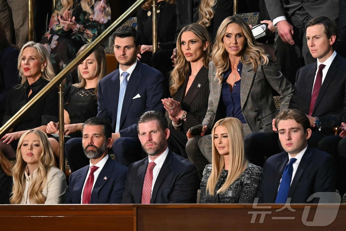 본문 이미지 - (앞줄 왼쪽부터) 도널드 트럼프 미국 대통령의 자녀 티파니 트럼프, 도널드 트럼프 주니어, 에릭 트럼프, 이방카 트럼프, 배런 트럼프가 워싱턴 DC 미국 국회의사당 하원 회의장에서 트럼프 대통령의 국정연설 참석을 앞두고 연단을 지켜보고 있다. 2026.02.24. ⓒ AFP=뉴스1