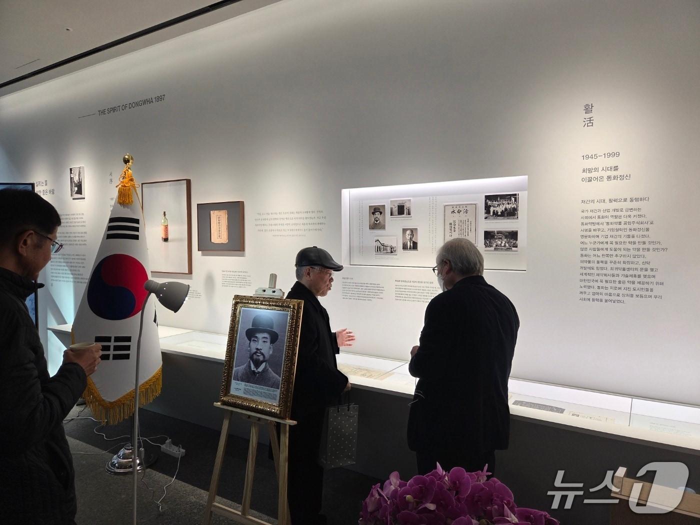 본문 이미지 - 시민들이 서울 중구 동화약품 본사 1층에서 진행된 독립운동가 민강 전기 출판기념회에서 대화를 나누고 있다. 2026. 2. 25/뉴스1 황진중 기자