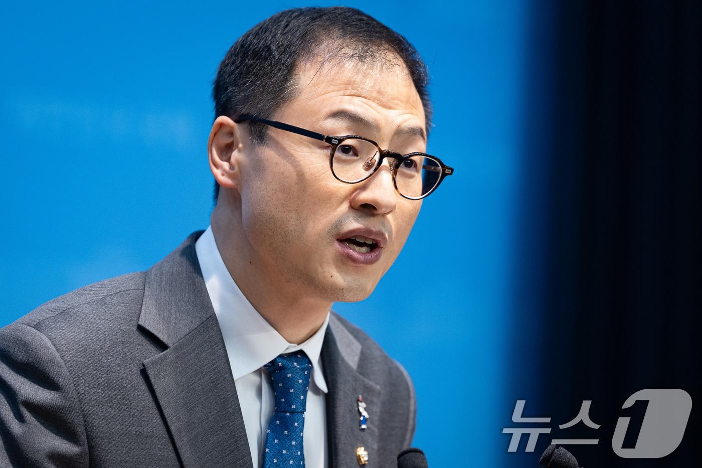 본문 이미지 - 김상욱 더불어민주당 의원이 지난달 25일 서울 여의도 국회 소통관에서 울산시장 출마 선언 기자회견을 하고 있다. 2026.2.25 ⓒ 뉴스1 유승관 기자